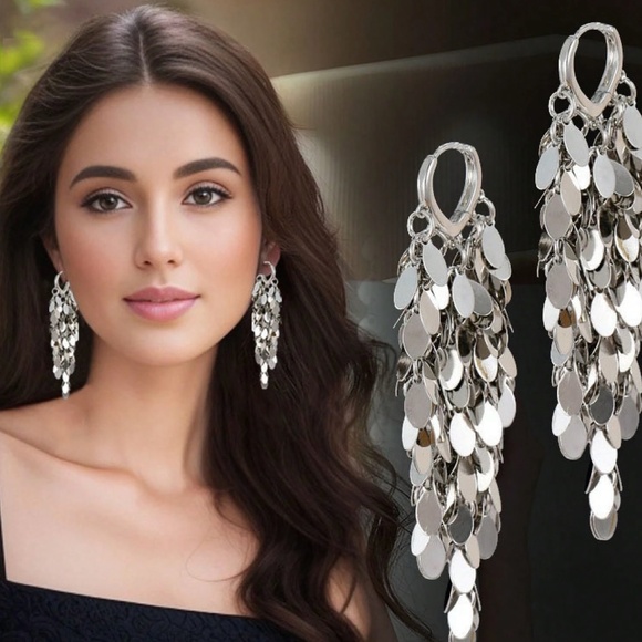 Jewelry - Luxe Leaves clusters Drop Statement Earrings